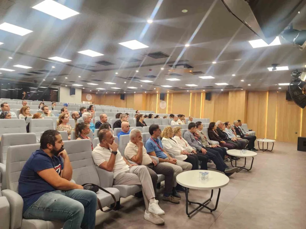 Aydın Şehir Hastanesi’nde başhekim Özbağçıvan hekimlerle bir araya geldi 3 aydin sehir hastanesinde bashekim ozbagcivan hekimlerle bir araya geldi a22377c3917c