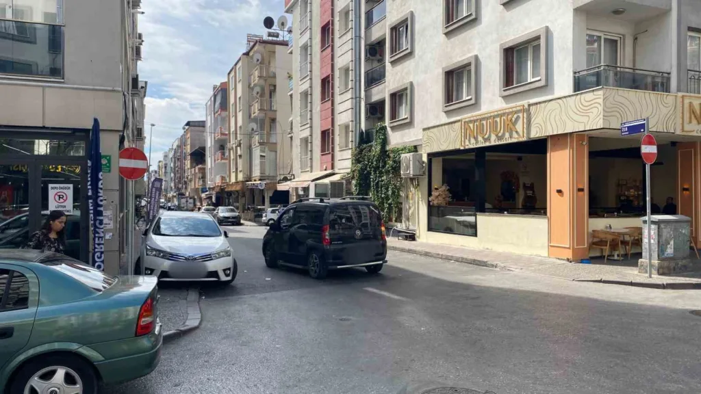 Aydın’da sürücülere tek yön uyarısı: Orta Mahalle 218 Sokak tek yön oldu 3 aydinda suruculere tek yon uyarisi orta mahalle 218 sokak tek yon oldu 30b95af14fe6