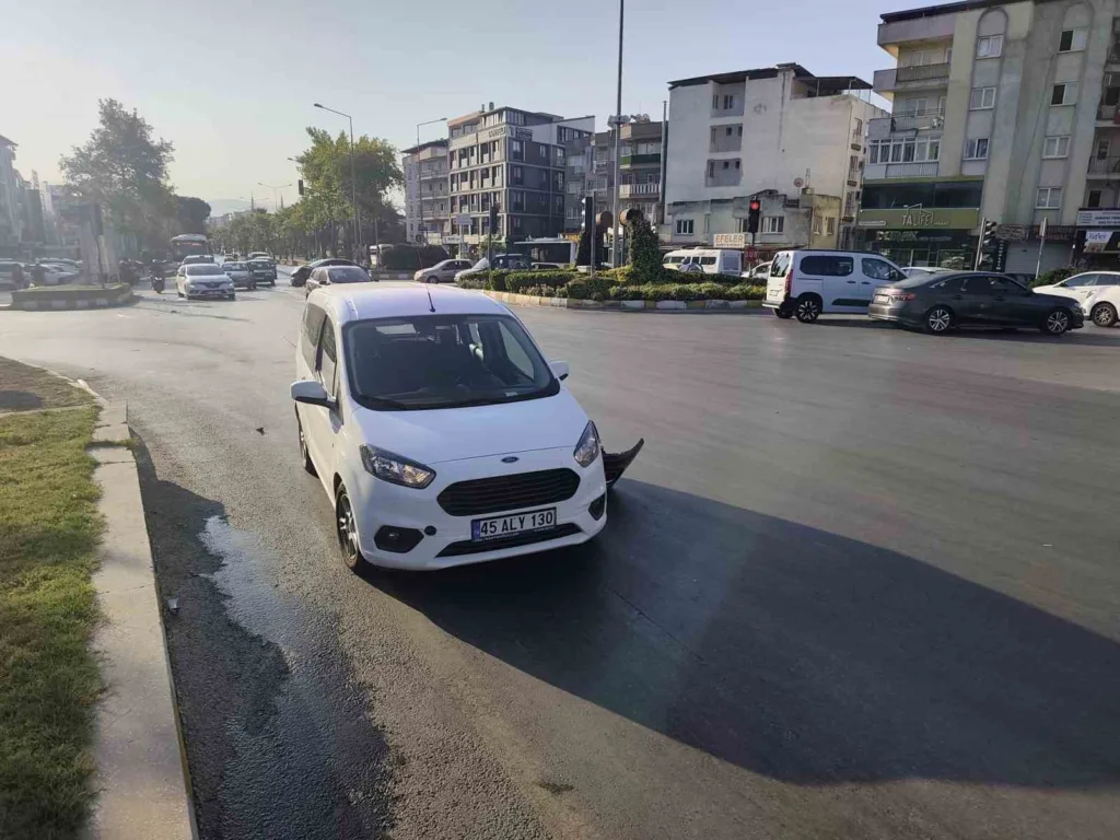 Aydın'da kaza: Baba ve minik oğlu yaralandı 3 aydindaki kazada baba ve oglu yaralandi cde15f1faeda