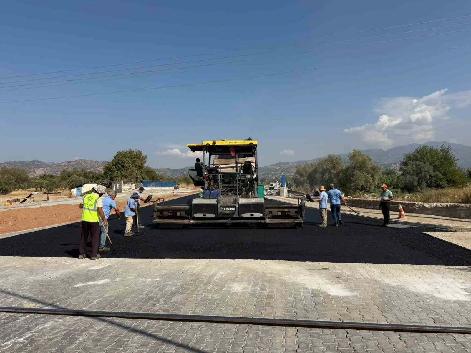 Aydın’ın dört bir yanında yol çalışmaları sürüyor