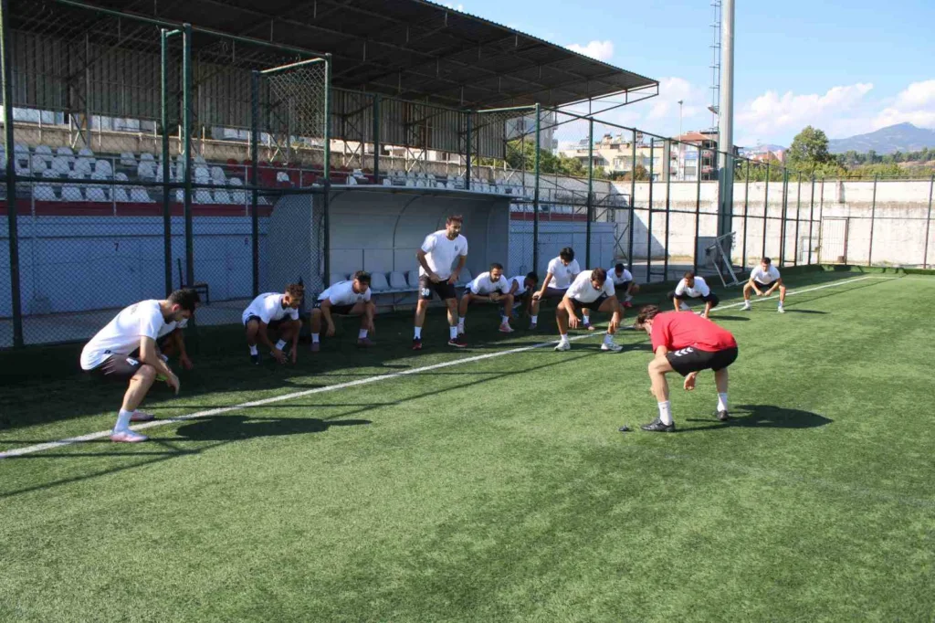 Aydınspor, ilk antrenmanına çıktı 4 aydinspor ilk antrenmanina cikti 3a83485c2a45