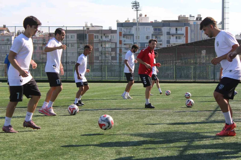 Aydınspor, ilk antrenmanına çıktı 7 aydinspor ilk antrenmanina cikti 46fce218f721
