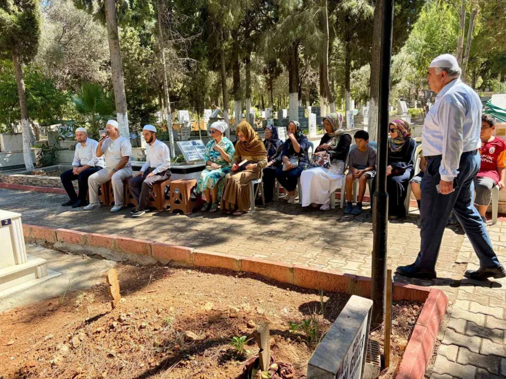 Ayşenur Ezgi Eygi vefatının ikinci yılında mezarı başında dualarla anıldı 2 aysenur ezgi eygi vefatinin ikinci yilinda mezari basinda dualarla anildi 04ee4fd41a46