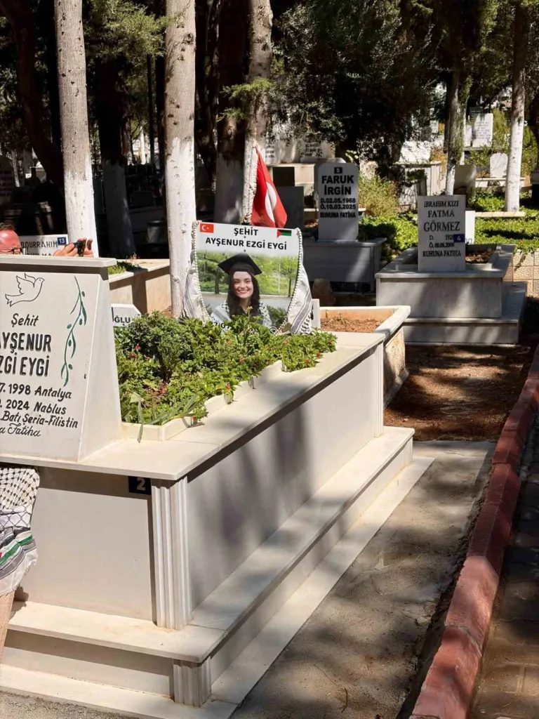 Ayşenur Ezgi Eygi vefatının ikinci yılında mezarı başında dualarla anıldı 3 aysenur ezgi eygi vefatinin ikinci yilinda mezari basinda dualarla anildi f4ee305dcec8