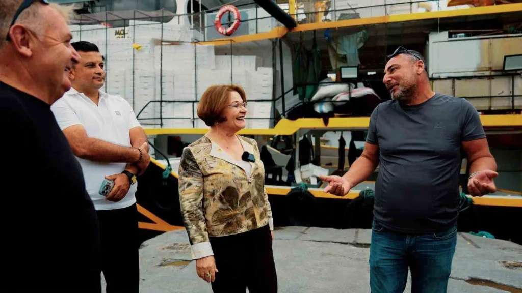Başkan Gençay, Didimli balıkçılarla bir araya geldi 4 baskan gencay didimli balikcilarla bir araya geldi d570ab8ed546