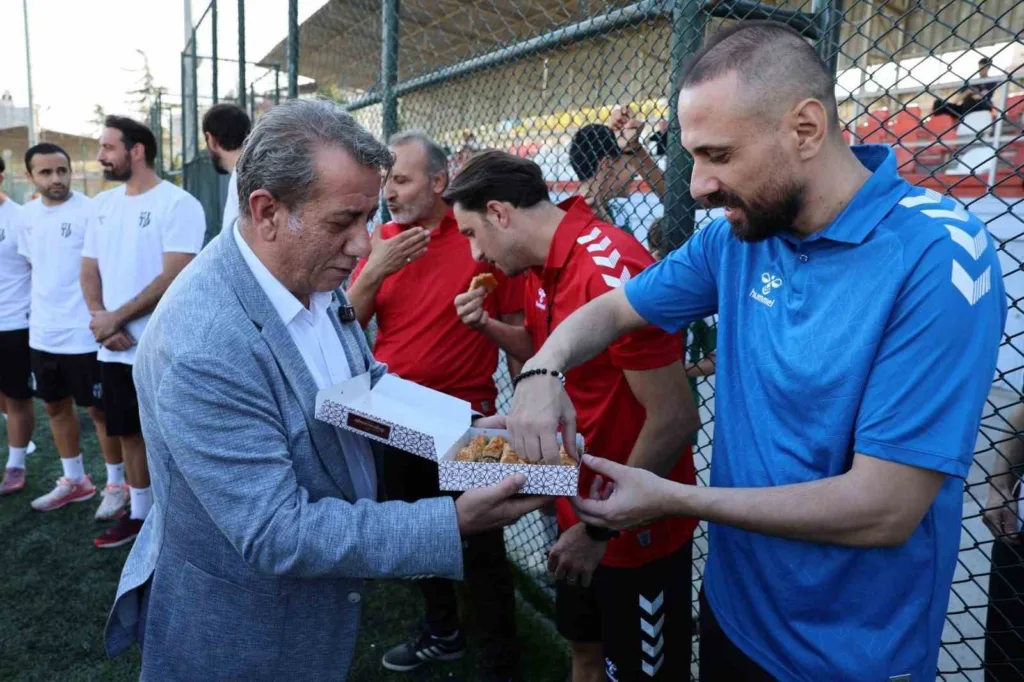 Başkan Yetişkin’den Aydınspor’a destek 3 baskan yetiskinden aydinspora destek b930cc6cbfaf