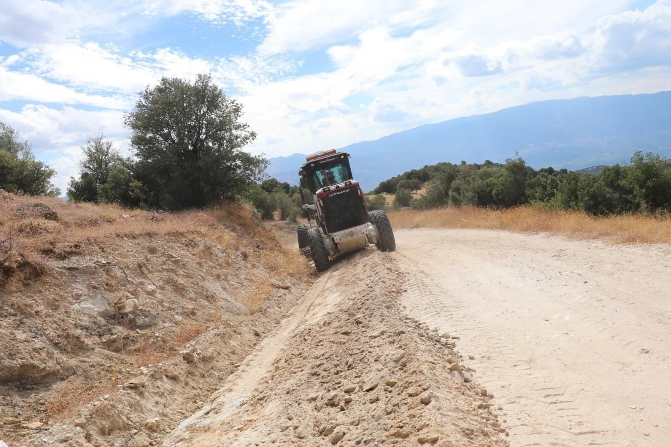 Bozdoğan Belediyesi yol çalışmalarına devam ediyor