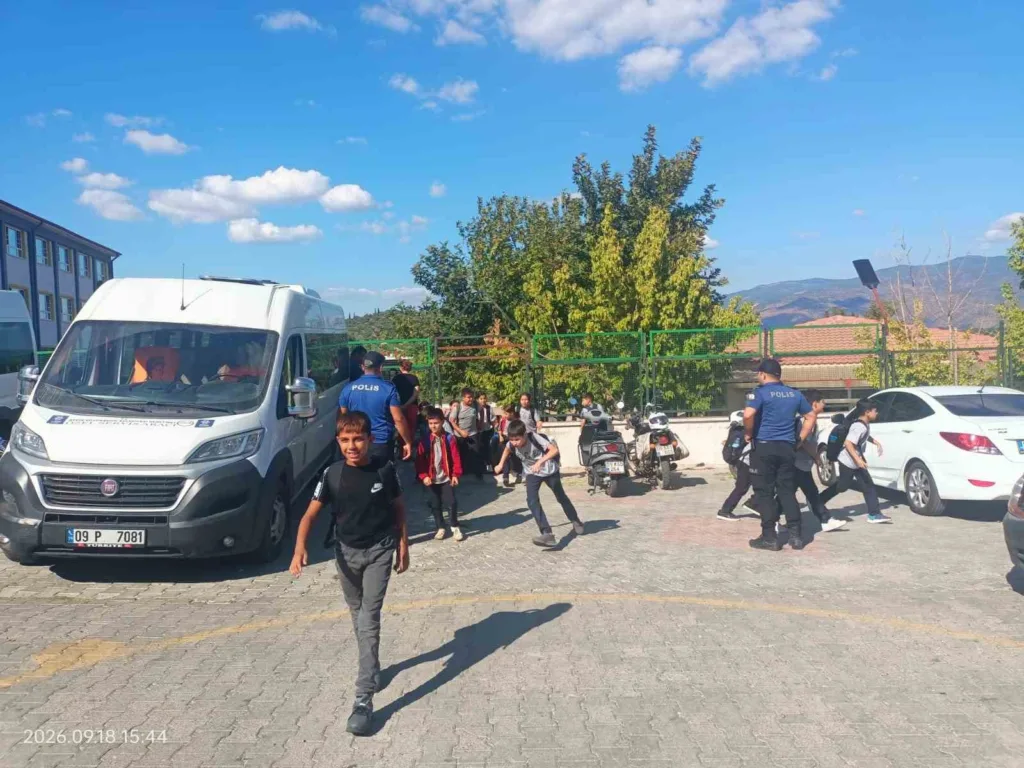 Bozdoğan emniyeti öğrencilerin güvenliği için sahada 4 bozdogan emniyeti ogrencilerin guvenligi icin sahada 2e13b5811463