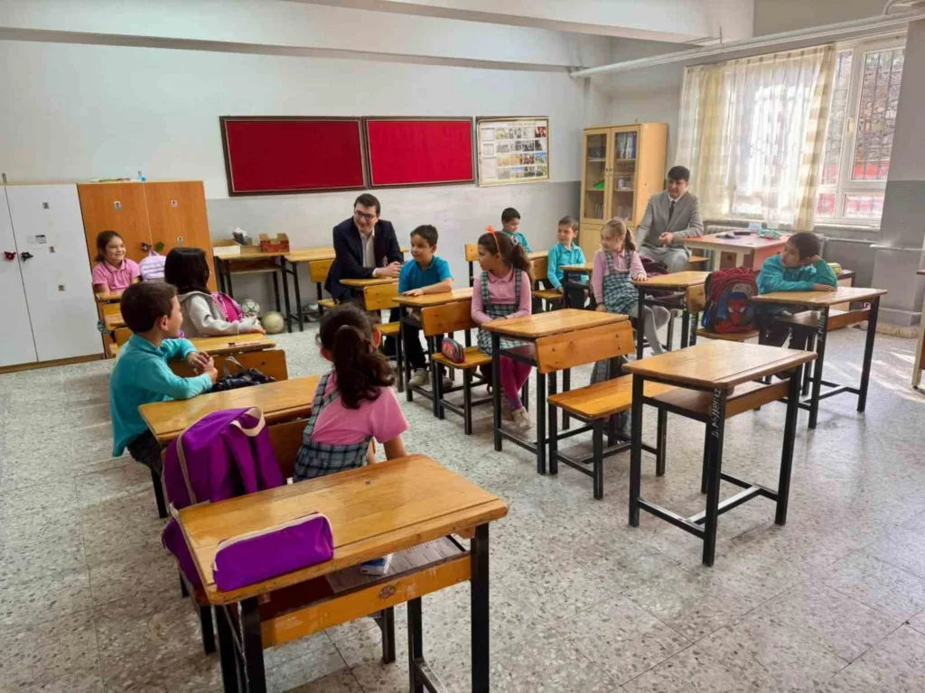 bozdoganda kaymakam sozen ogretmen ve ogrencilerle bir araya geldi 95be5a3f6eba
