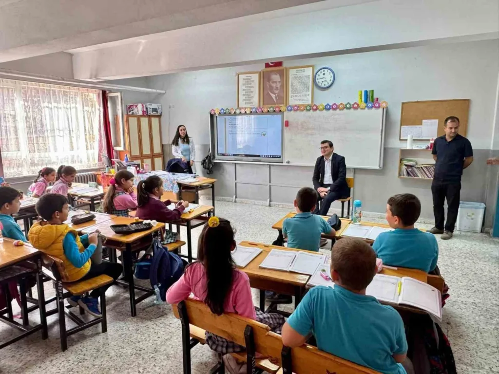 bozdoganda kaymakam sozen ogretmen ve ogrencilerle bir araya geldi 977ab0311d26