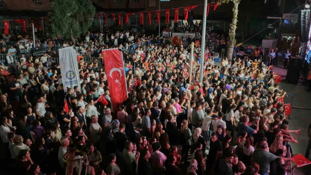 Buharkent’te kurtuluş günü coşkusu! 3 buharkentte kurtulus gunu konseri 61522c95c877
