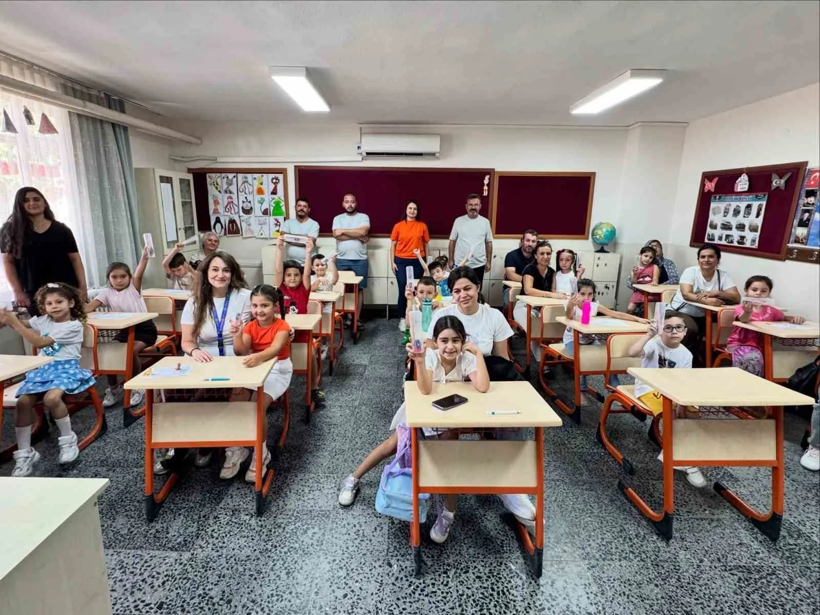 Çine’de öğrencilerin ilk gün heyecanına kalem seti desteği 3 Çine’de öğrencilerin ilk gün heyecanına kalem seti desteği