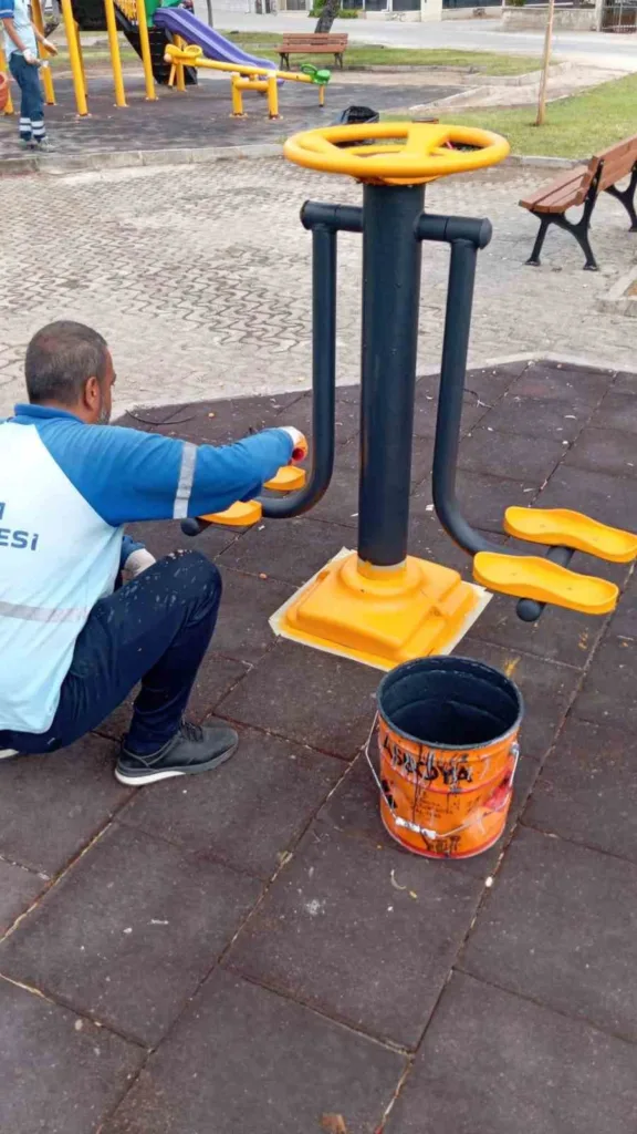 didim belediyesinden parklarda genel bakim calismasi 1a5ae00fbc36