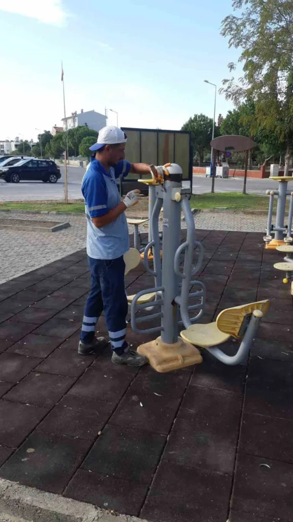 didim belediyesinden parklarda genel bakim calismasi 51c92b9c5a49