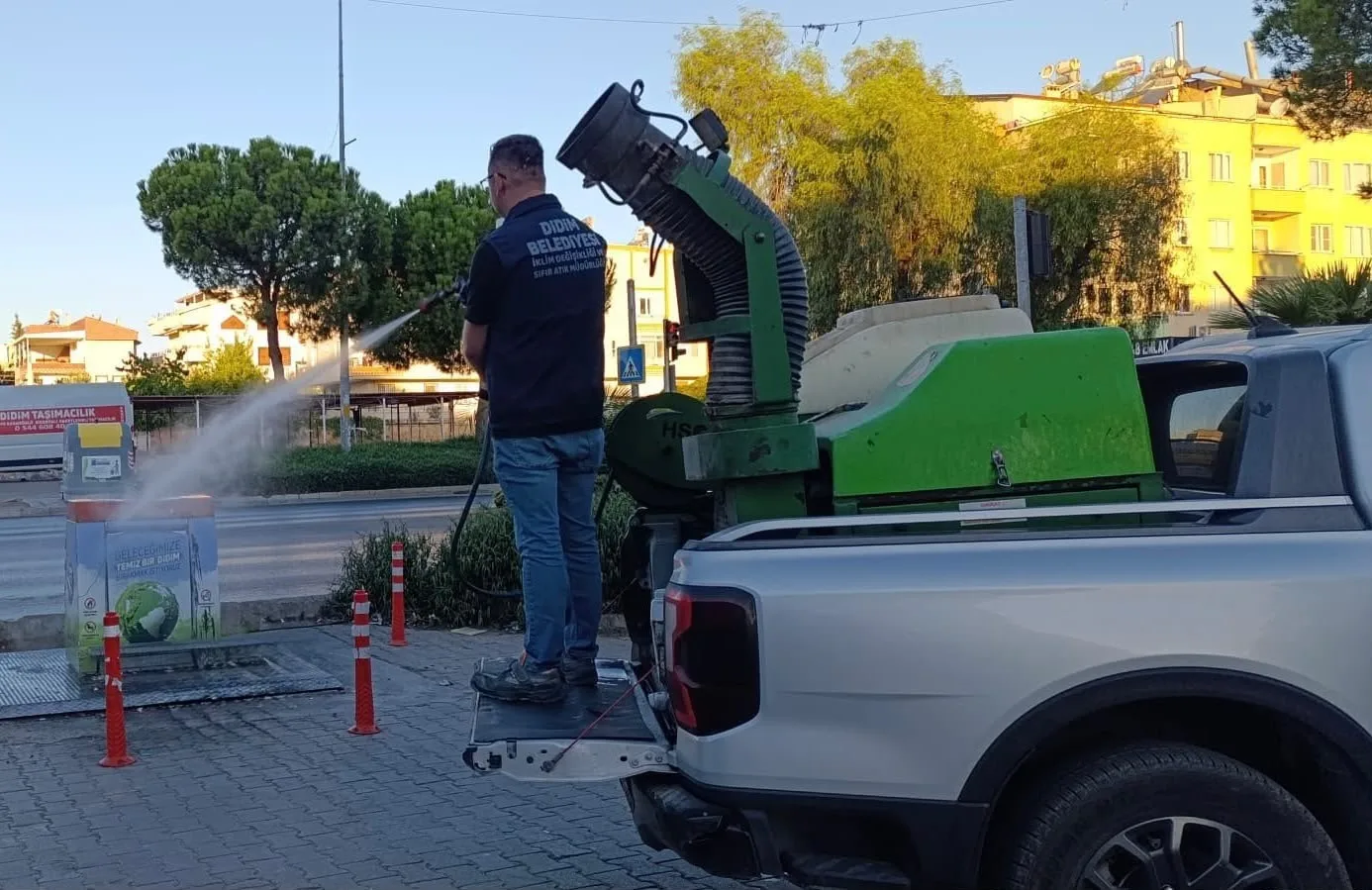Didim’de çöp konteynerleri ve çöp kutuları düzenli olarak ilaçlanıyor 7 Didim’de çöp konteynerleri ve çöp kutuları düzenli olarak ilaçlanıyor