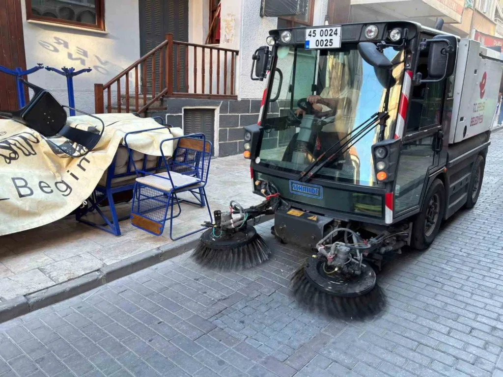 efeler belediyesi ekipleri temizlik calismalarini surduruyor 561ec868ffca