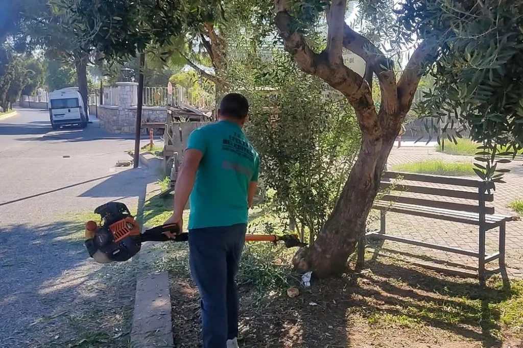 efeler belediyesi parklarda bakim calismalarini surduruyor 72eb398a983f