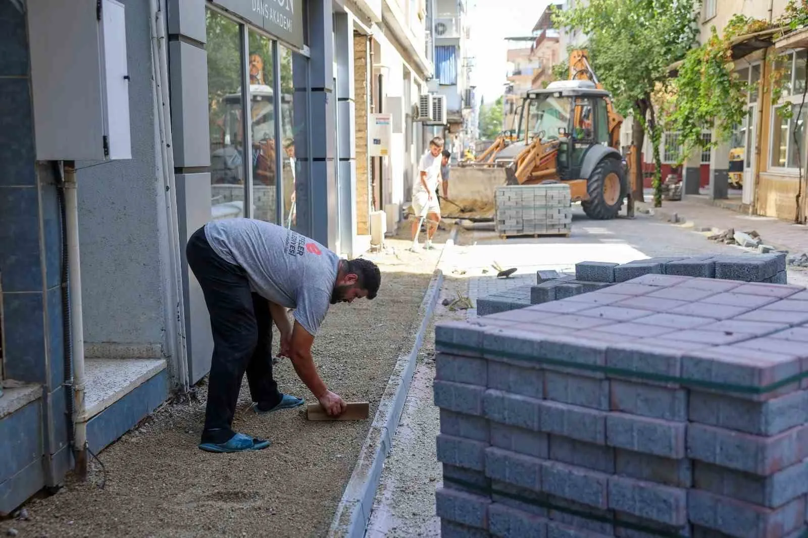 Efeler Belediyesi yol yenileme çalışmalarını sürdürüyor