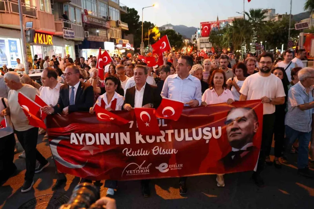 efelerde binlerce kisi fener alayinda bulustu 49a94bc8ce95