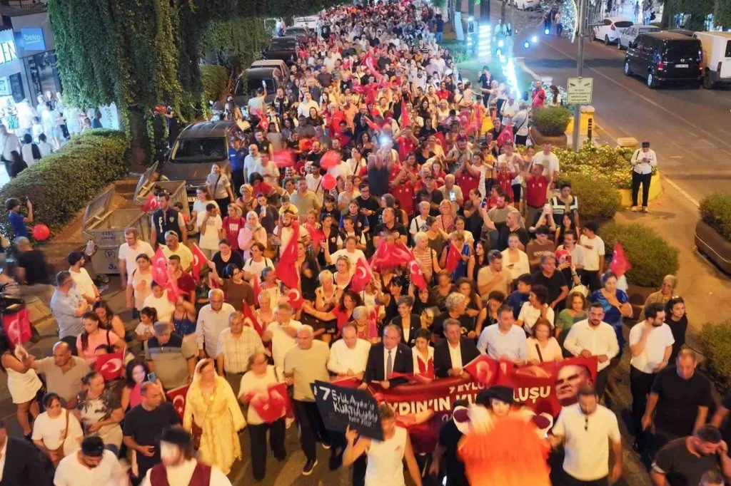 efelerde binlerce kisi fener alayinda bulustu c3668cf8c34c