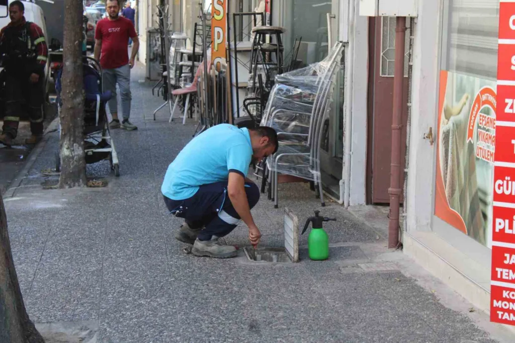 Efeler’de doğal gaz kaçağı paniği, 6 katlı bina tahliye edildi 3 efelerde dogal gaz kacagi panigi 6 katli bina tahliye edildi 4889437f47e4