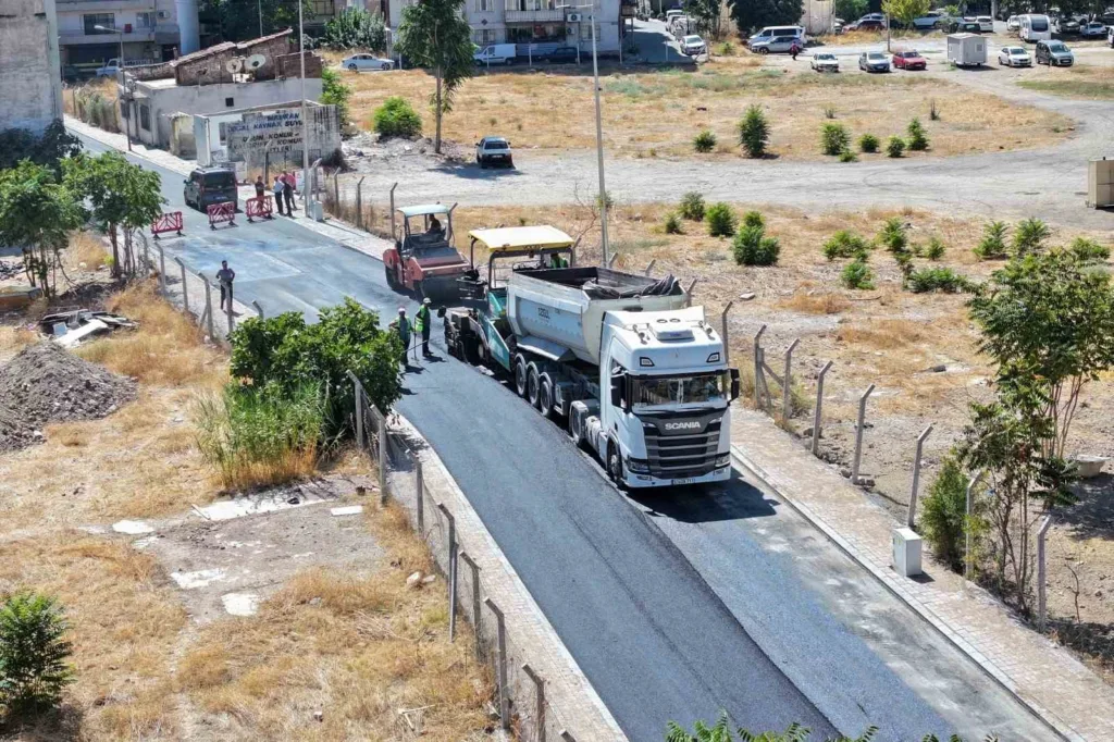 efelerde sicak asfalt calismalari suruyor 22af9d5fa3bc