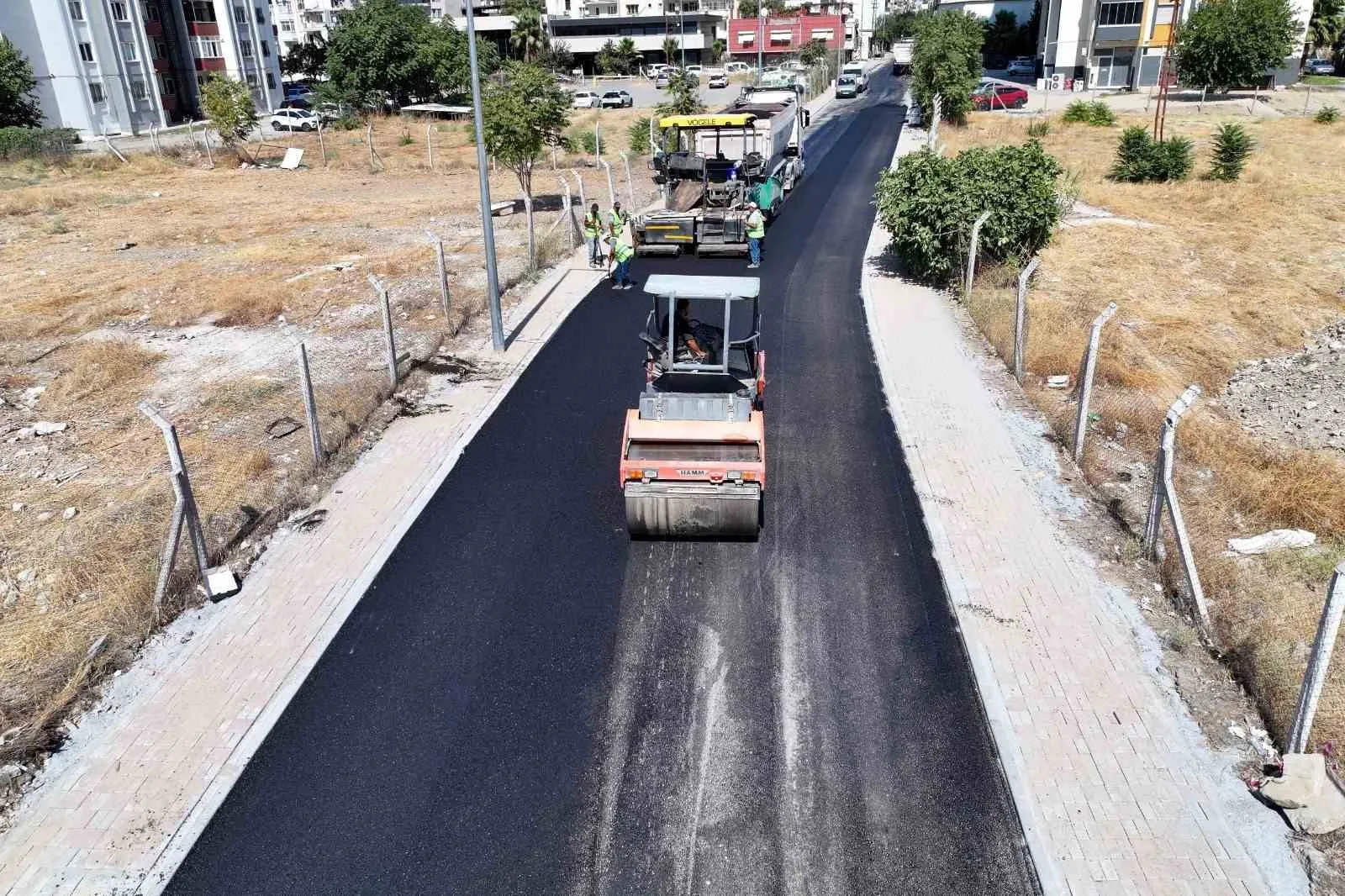 Efeler’de sıcak asfalt çalışmaları sürüyor