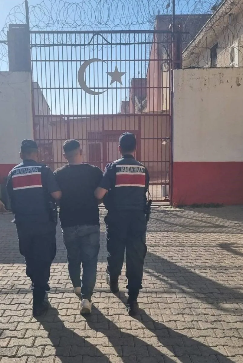 Germencik’te 13 yıl 11 ay kesinleşmiş hapis cezası bulunan hükümlü yakalandı 3 Germencik’te 13 yıl 11 ay kesinleşmiş hapis cezası bulunan hükümlü yakalandı