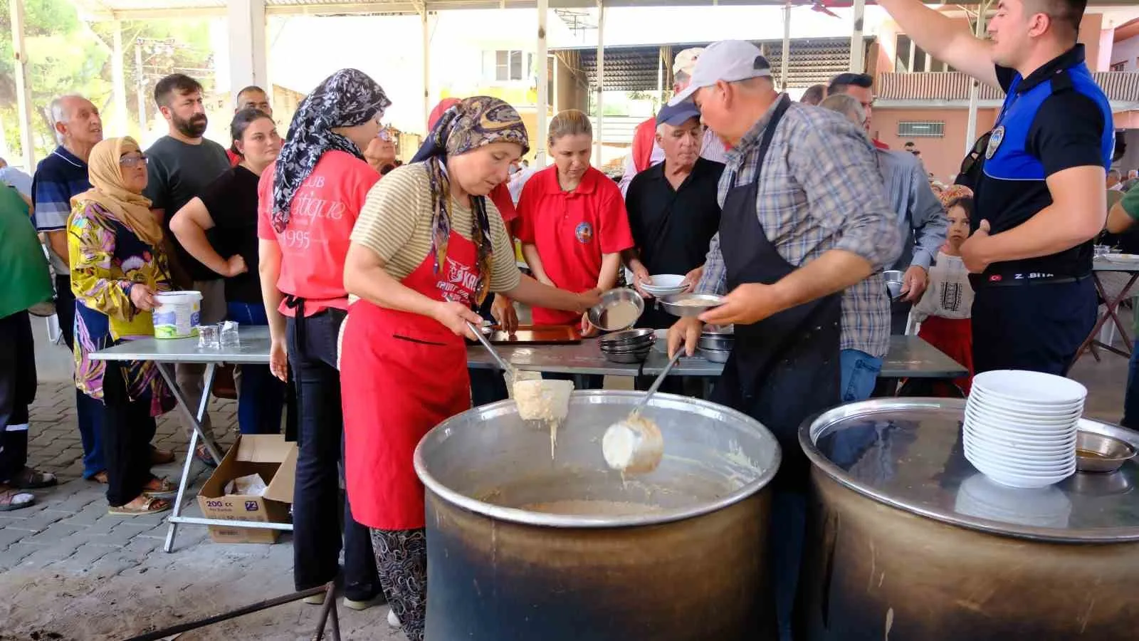 Horsunlu’da kurtuluş gününe özel 15 kazan keşkek dağıtıldı