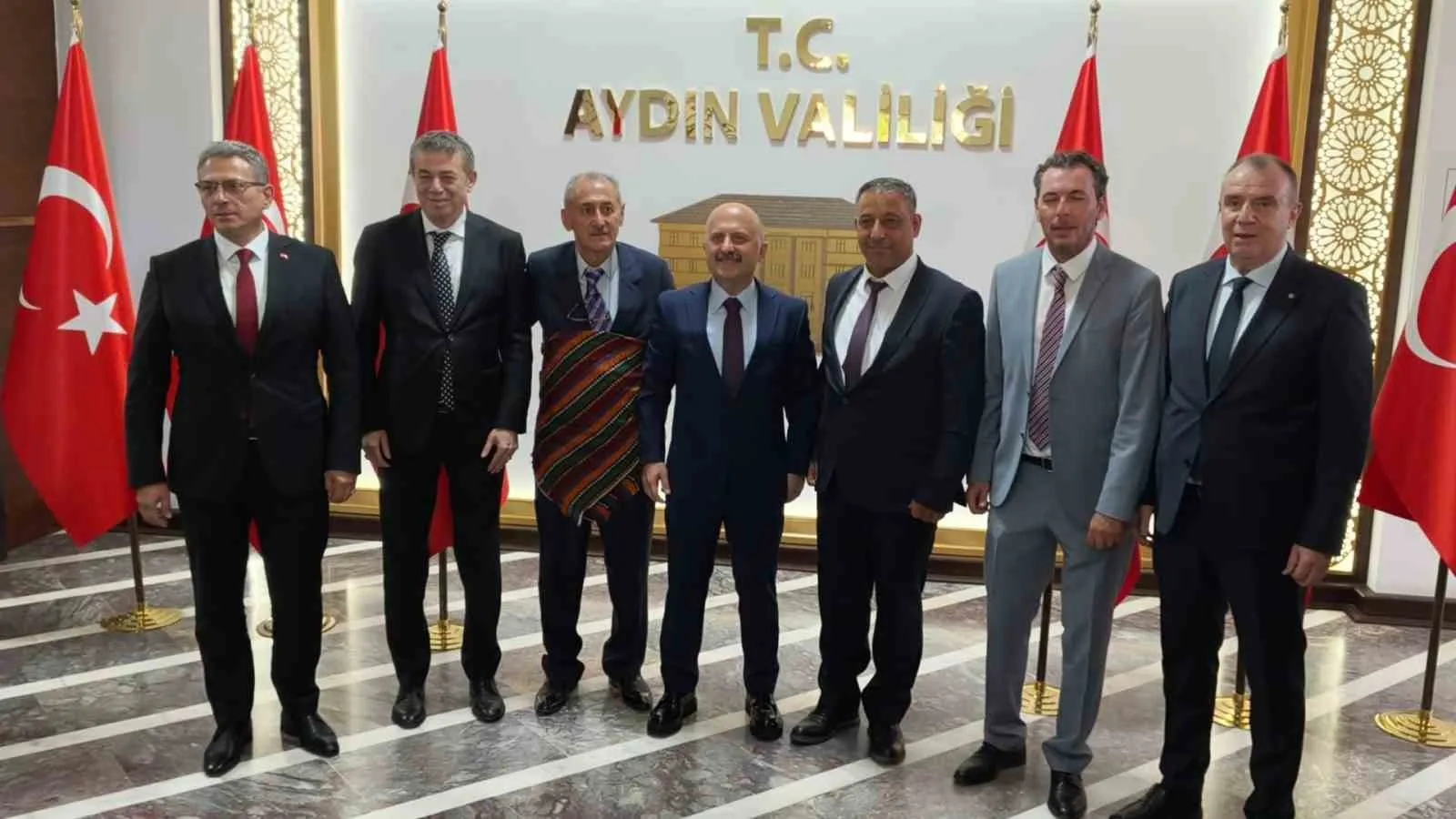 İlin Ahisi’ne ödülünü Aydın Valisi Varol verdi 11 İlin Ahisi’ne ödülünü Aydın Valisi Varol verdi