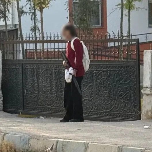 Van’da kız öğrenci okula pompalı tüfekle geldi: Öğretmen ve veliler müdahale etti 4 Van’da kız öğrenci okula pompalı tüfekle geldi: Öğretmen ve veliler müdahale etti
