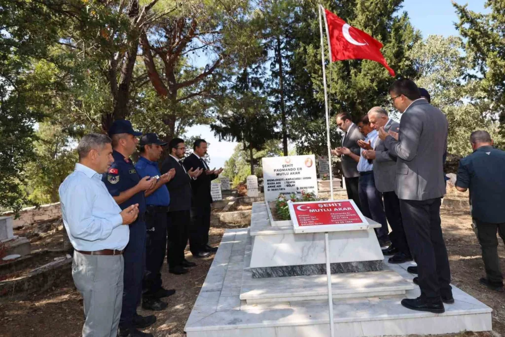 Karacasu’da şehit Akar mezarı başında anıldı 3 karacasuda sehit akar mezari basinda anildi 306540e0d137