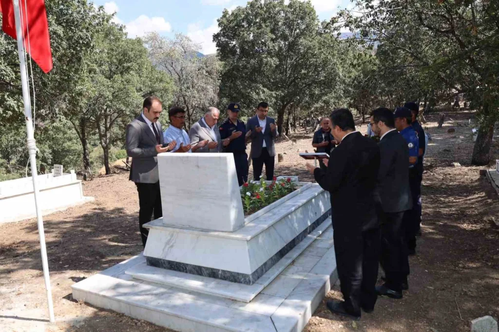 Karacasu’da şehit Akar mezarı başında anıldı 4 karacasuda sehit akar mezari basinda anildi 528016abaa06