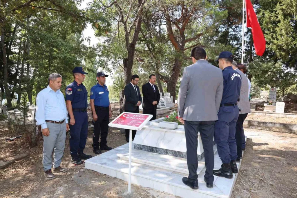 Karacasu’da şehit Akar mezarı başında anıldı 5 karacasuda sehit akar mezari basinda anildi b28d9e746899