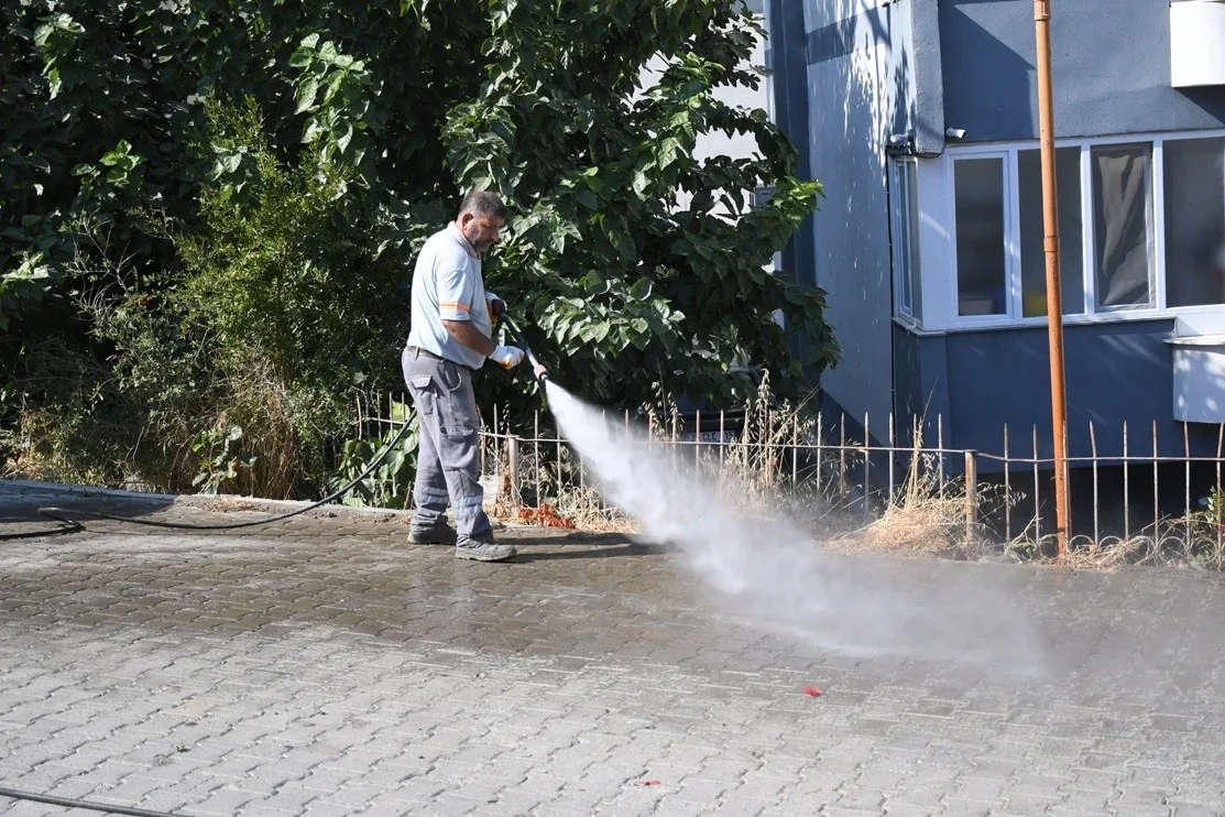 Kuşadası Belediyesi ekipleri ilçede çalışmalarını sürdürüyor