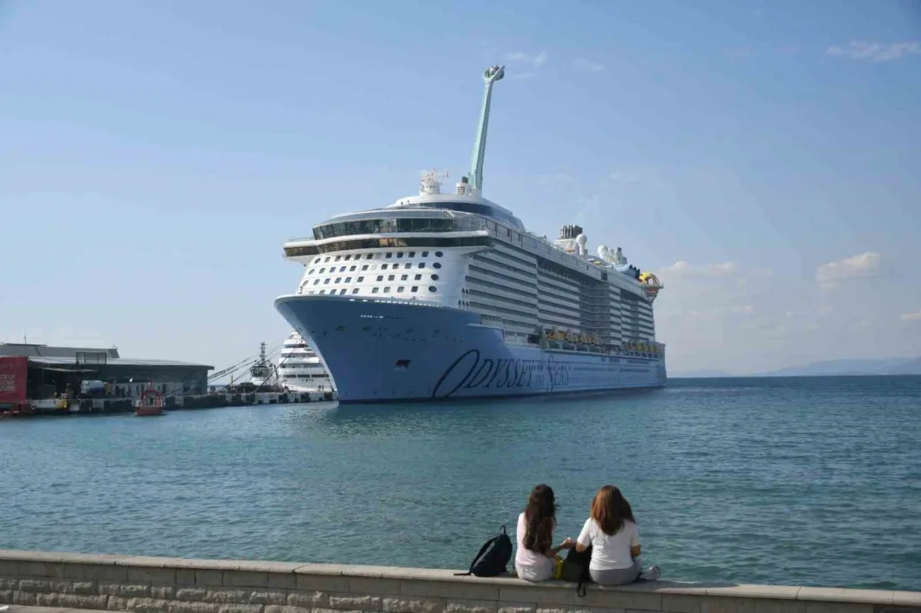 kusadasina 2 kruvaziyerle 4 bin 694 turist geldi 0dfd6186e034