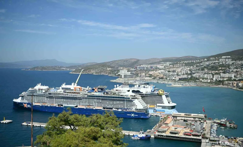 kusadasina 2 kruvaziyerle 7 bin 818 turist geldi 2f8896878a4d