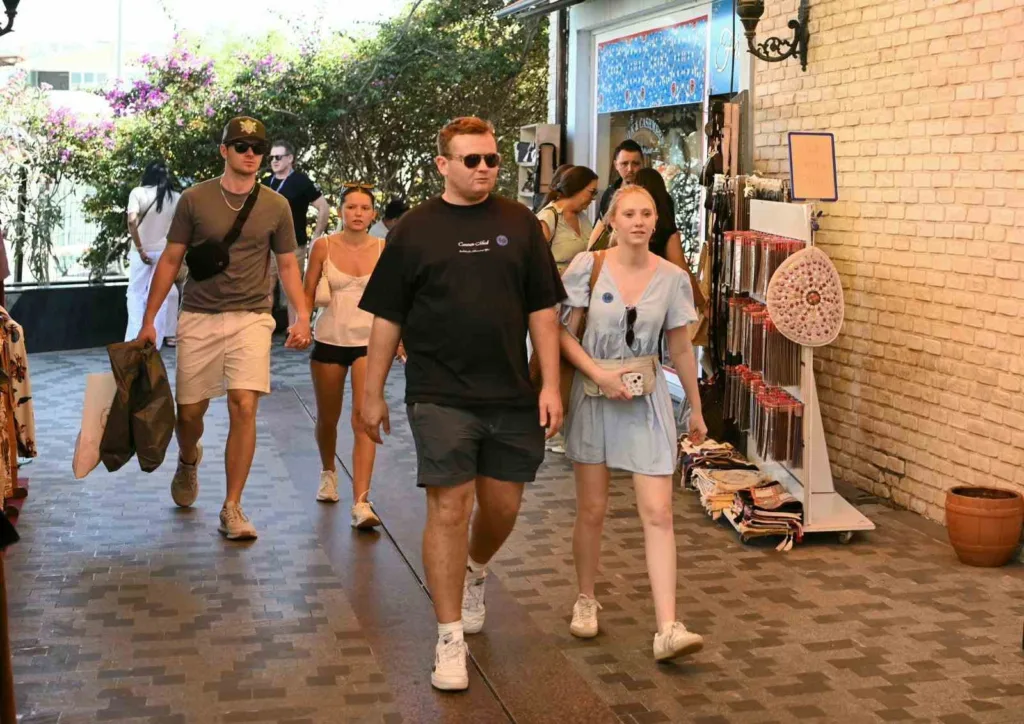 kusadasina 2 kruvaziyerle 7 bin 818 turist geldi 70fecaf7ddca