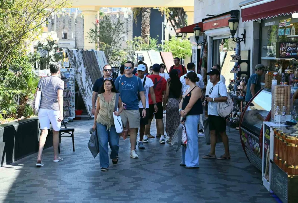 kusadasina 2 kruvaziyerle 7 bin 818 turist geldi 7fc5632f7d96