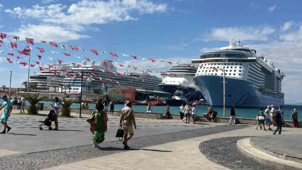 kusadasina 4 kruvaziyerle 11 bin 811 turist geldi 197b351d1d87
