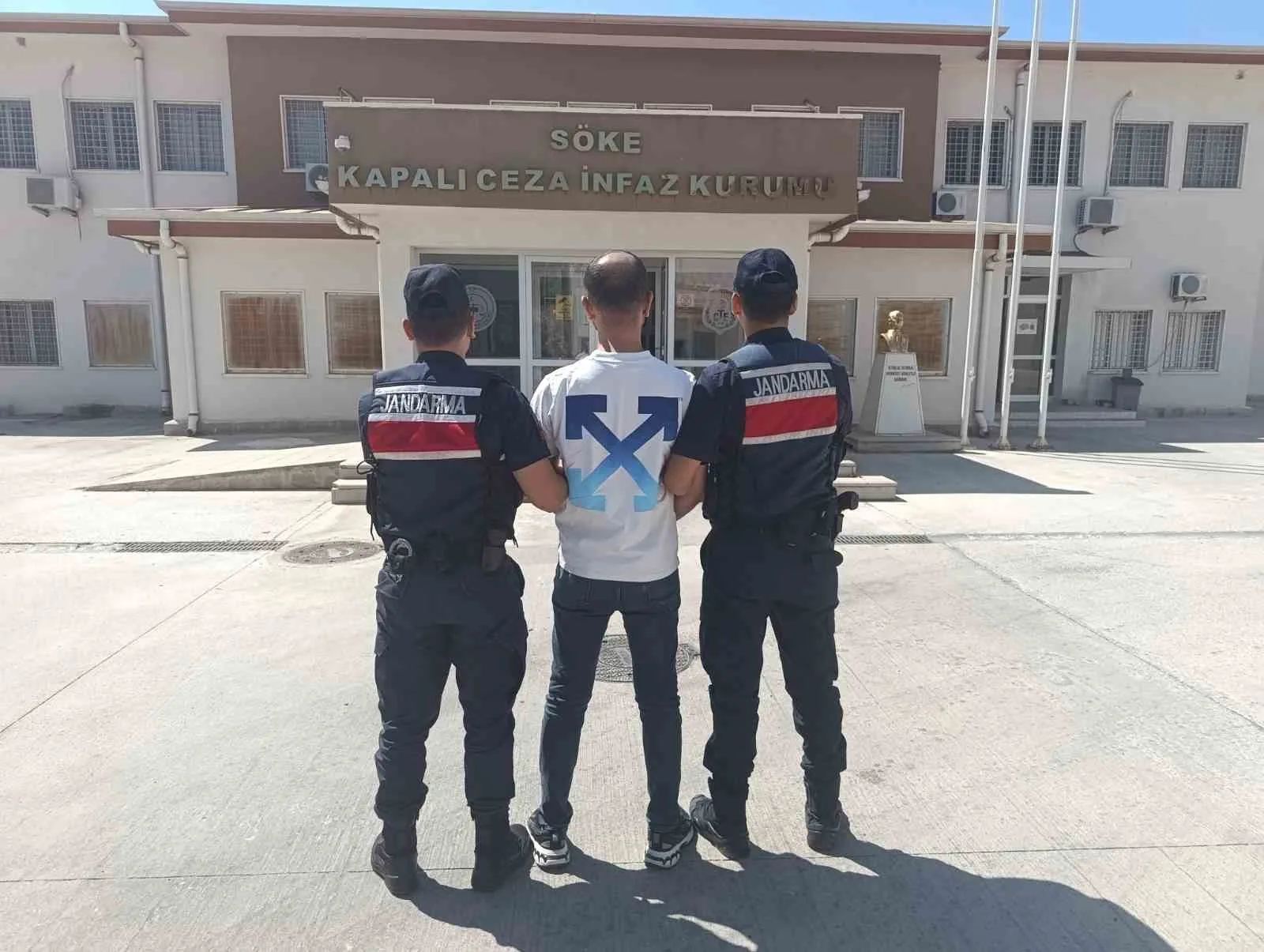 Kuşadası’nda 11 yıl 4 ay hapis cezası bulunan hükümlü yakalandı 1 kusadasinda 11 yil 4 ay hapis cezasi bulunan hukumlu yakalandi ade7d0ba7002