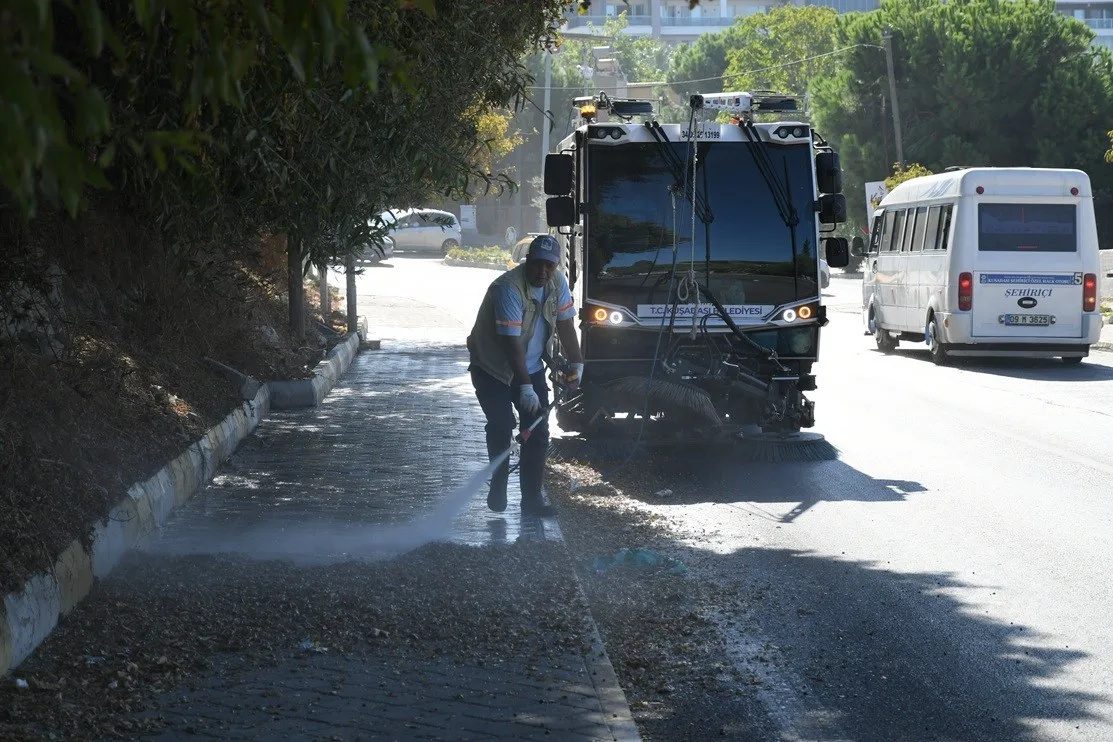 Kuşadası’nda cadde temizliği teknolojik araçlarla yapıldı