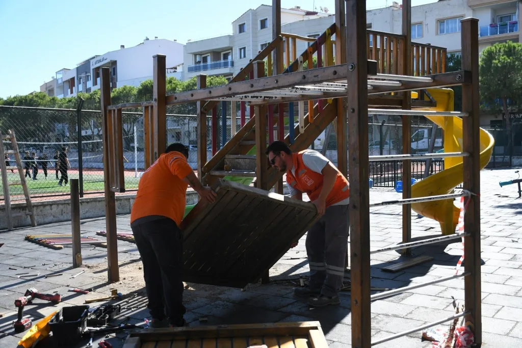 kusadasinda cocuklarin oyun alanlari yenileniyor eee1f8543fb0