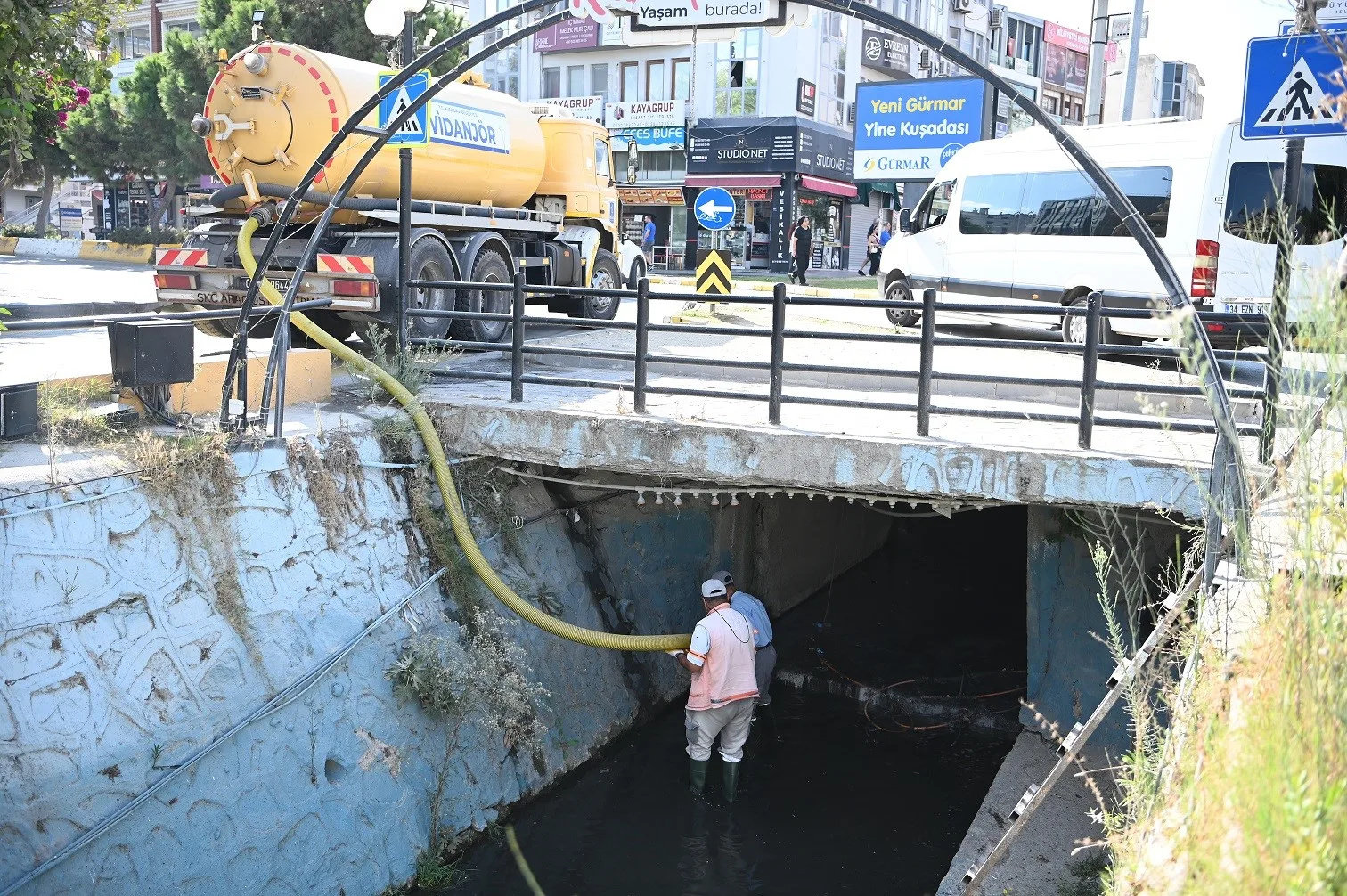 Kuşadası’nda Damlacık Deresi temizlendi