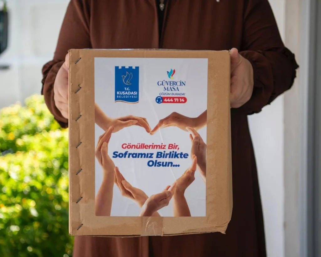 kusadasinda ihtiyac sahiplerine 2 bin 831 gida kolisi ulastirildi 08746697ccd5