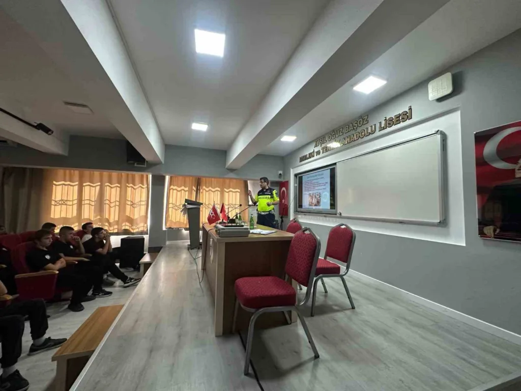 kusadasinda ogrencilere trafik ve motosiklet guvenligi semineri 234648deb199