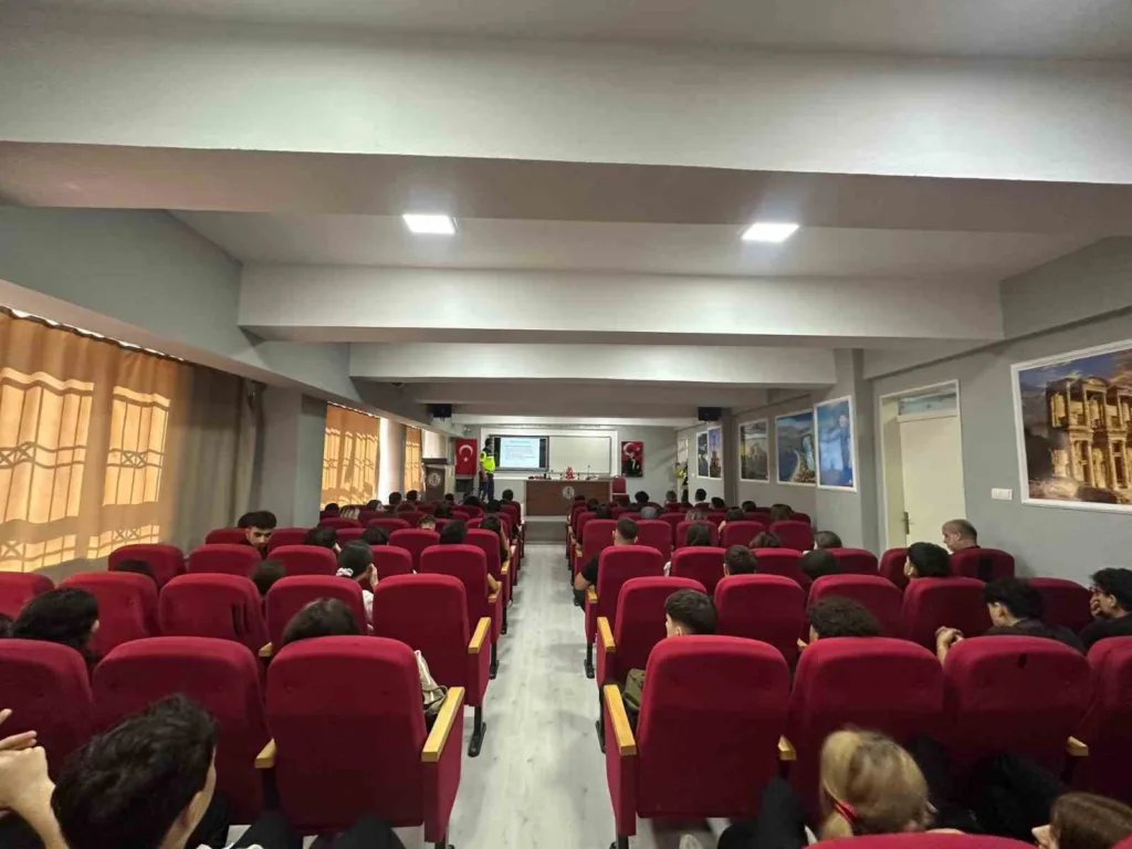 kusadasinda ogrencilere trafik ve motosiklet guvenligi semineri 57f7a1b57647