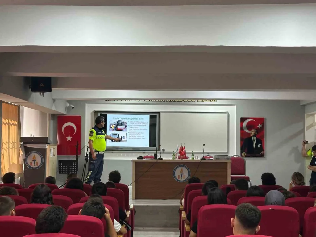 kusadasinda ogrencilere trafik ve motosiklet guvenligi semineri df3fbb4da250
