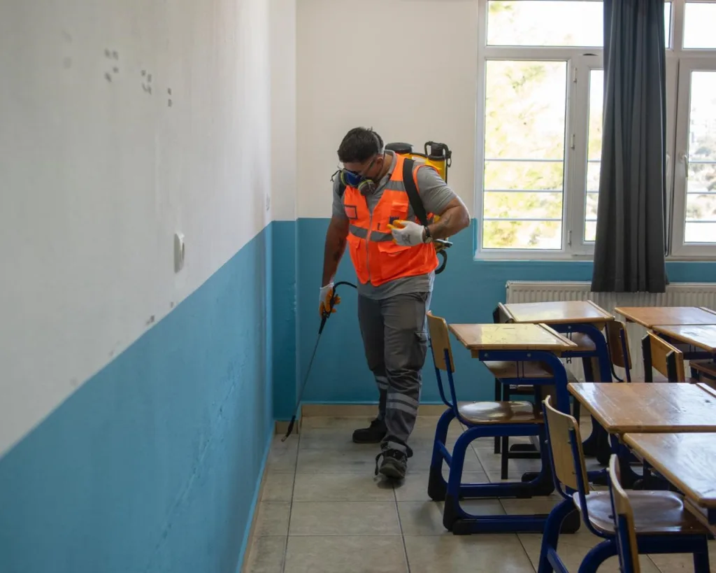 kusadasinda okullar yeni egitim yili oncesi ilaclandi dc546255a3c4