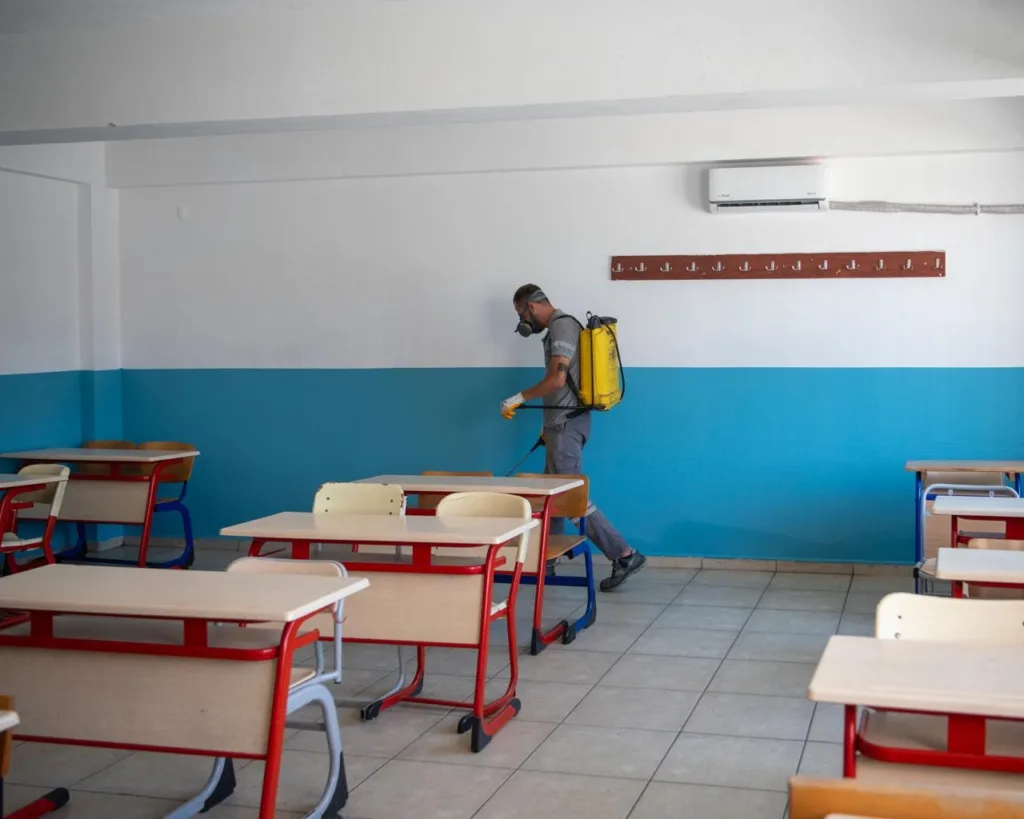 kusadasinda okullar yeni egitim yili oncesi ilaclandi e935073d667e